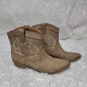Arizona Women's Ankle Miami "Western look" Booties. 8.5. Light Tan. Like new